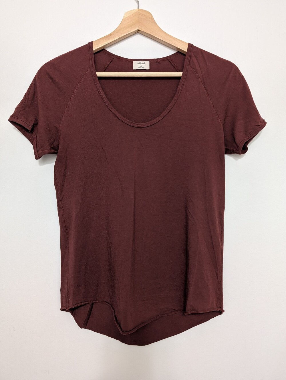 Wilfred XS Aritzia Maroon Tee Relaxed Fit Flowy T-shirt Pima Cotton Red Scoop